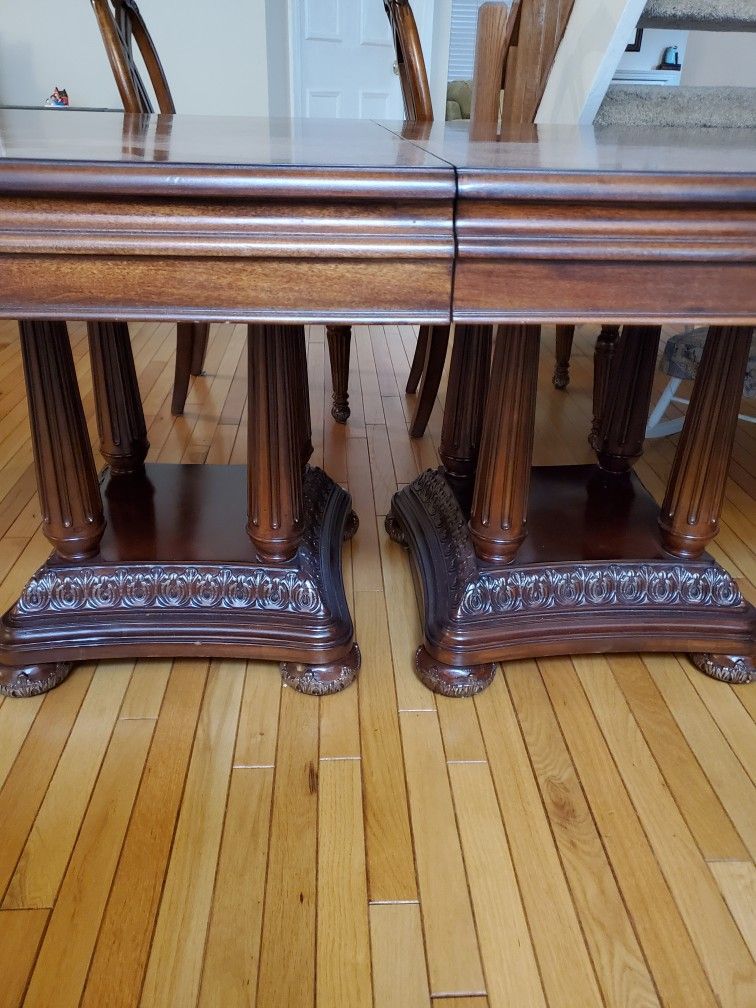Dining Room Table and 6 Chairs