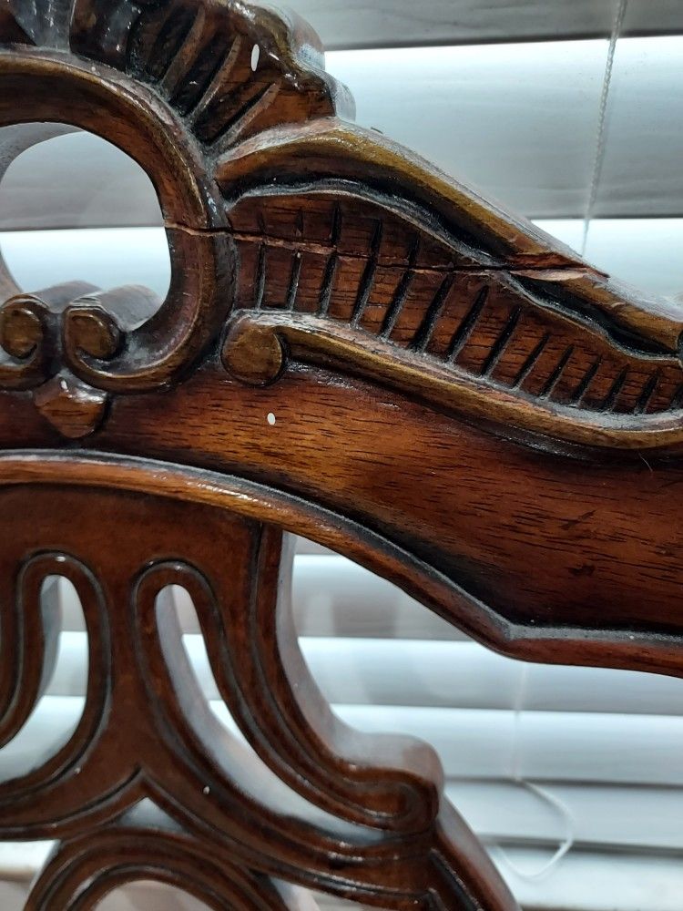 4 chair and some part of the wood is a bit beaten but still good firm price