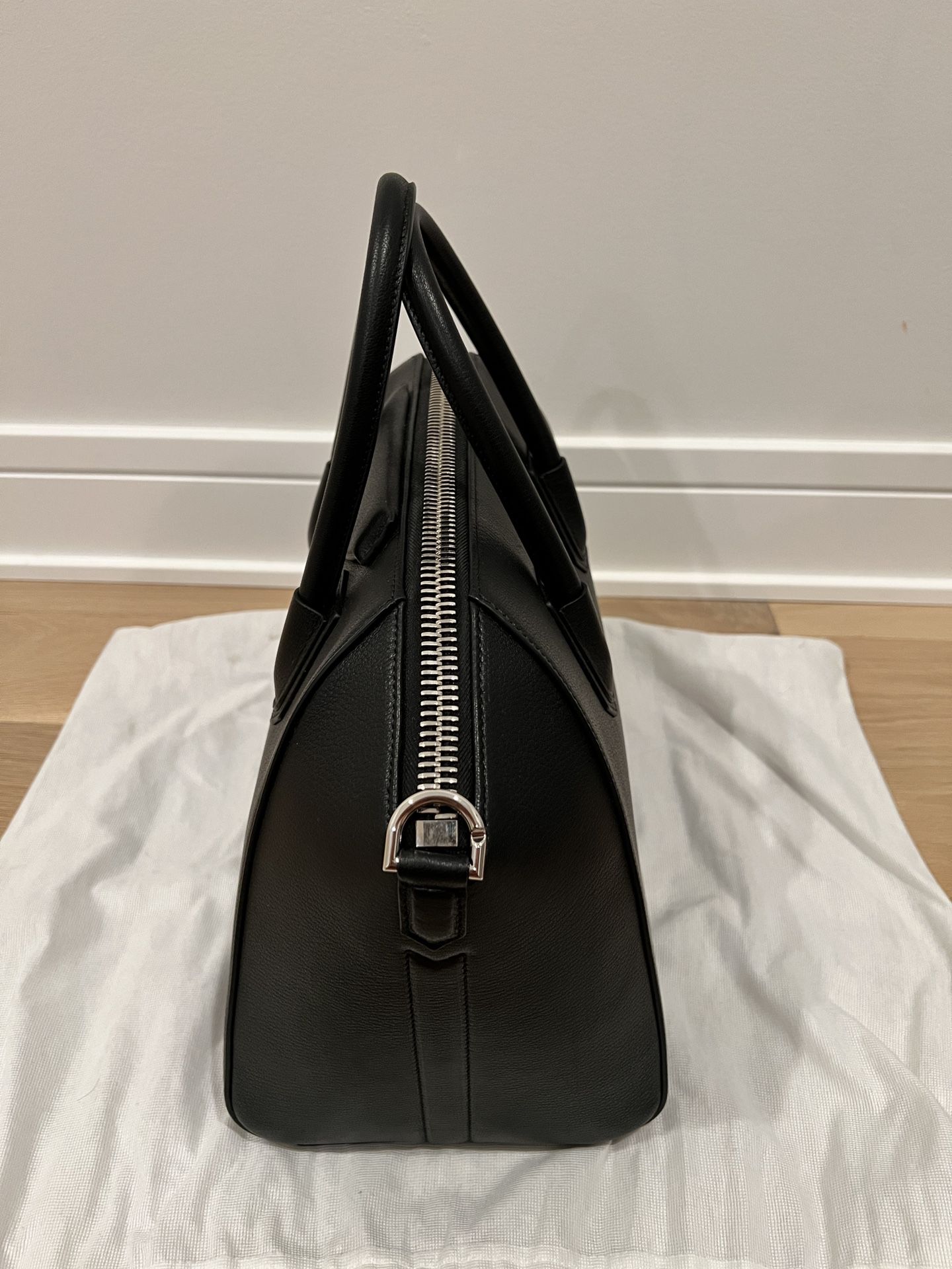 Givenchy Medium Antigona Black Sugar Leather Satchel Purse - New + Receipt