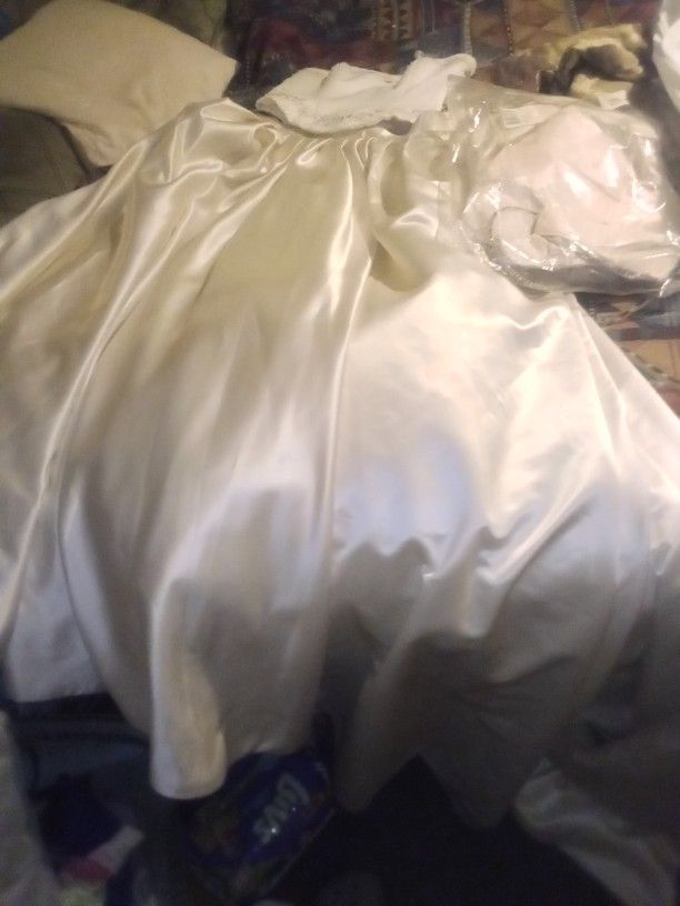 Beautiful Brand New Weeding Dress & Veil