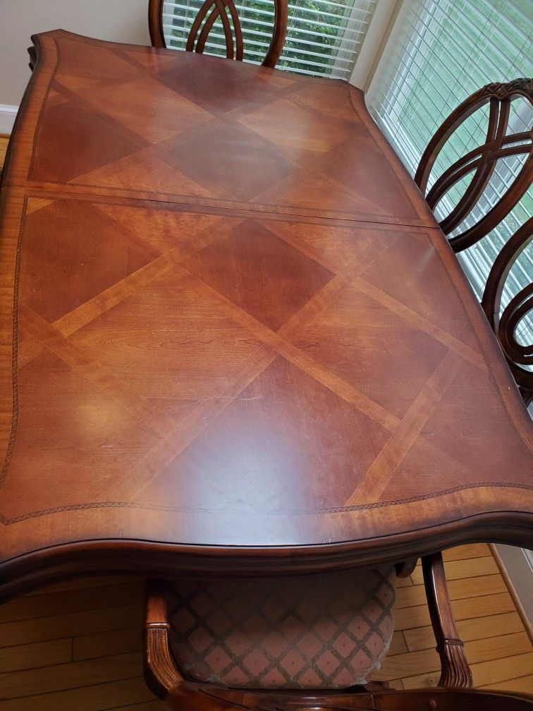 Dining Room Table and 6 Chairs