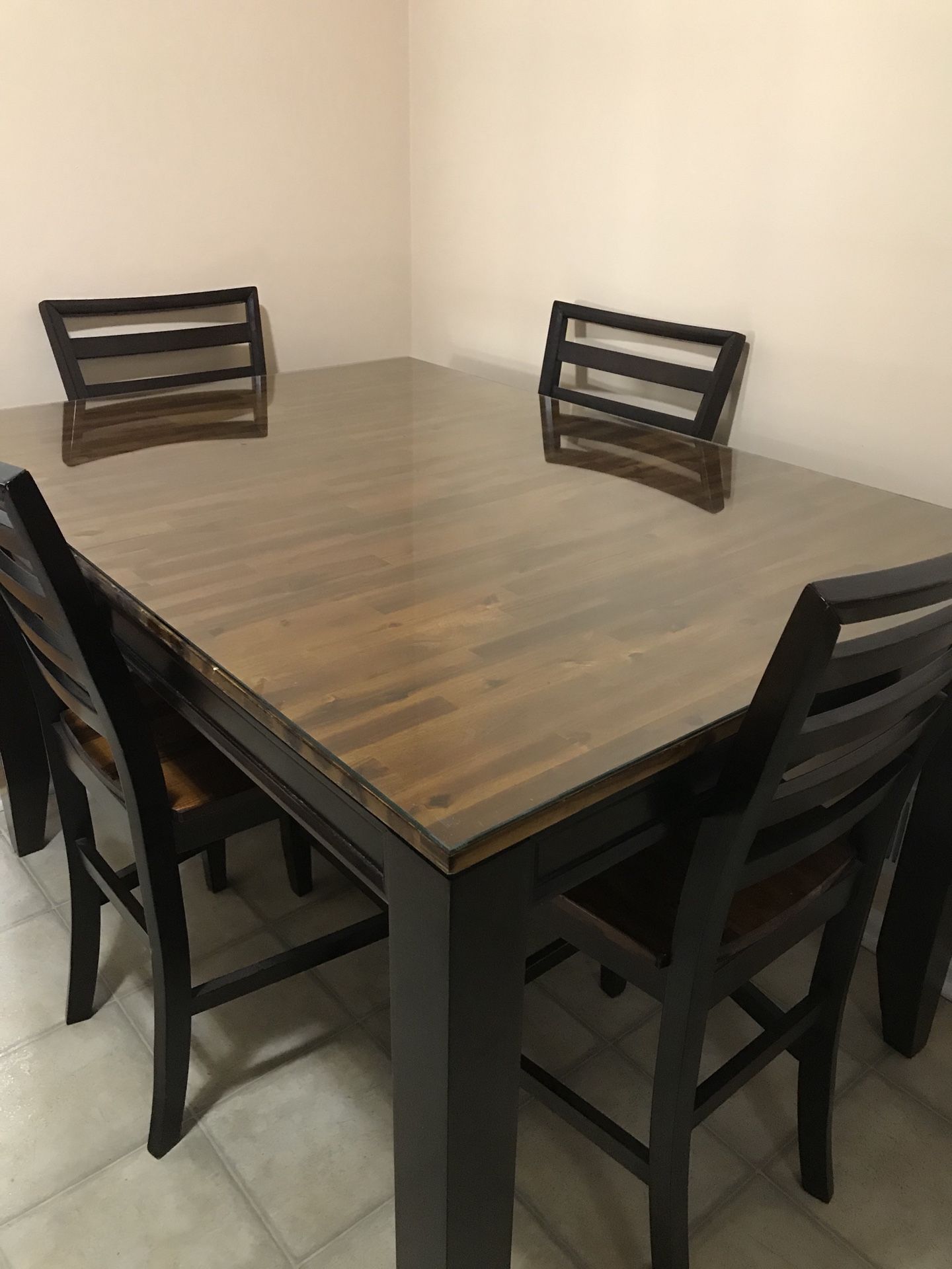 Table with 4 chairs ( expandable for 6 chairs )