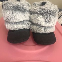 Baby girls 🎀 boots 👢 Size 6-9 Thumbnail