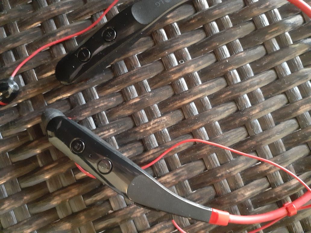 LG magnetic headphones