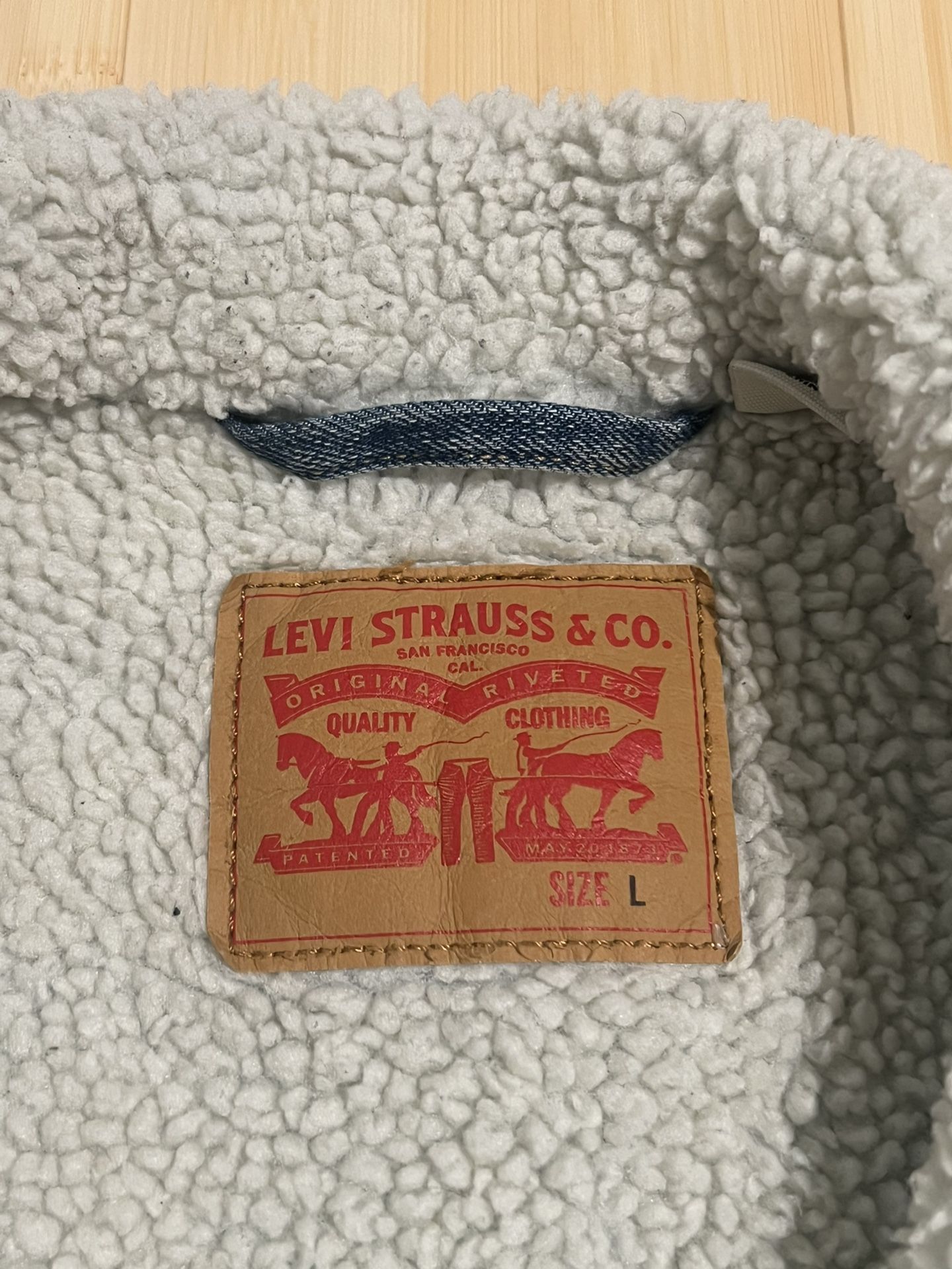 Levi’s Mens Sherpa Trucker Denim Jacket (size L) - Light Wash D