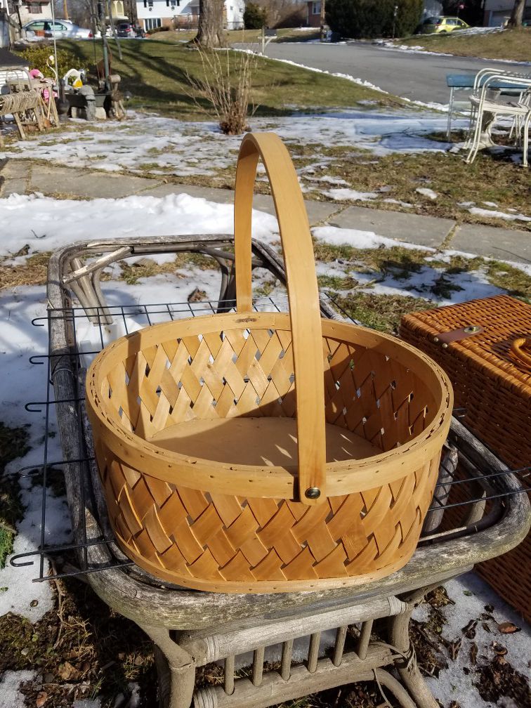 Oval split wood basket with handle