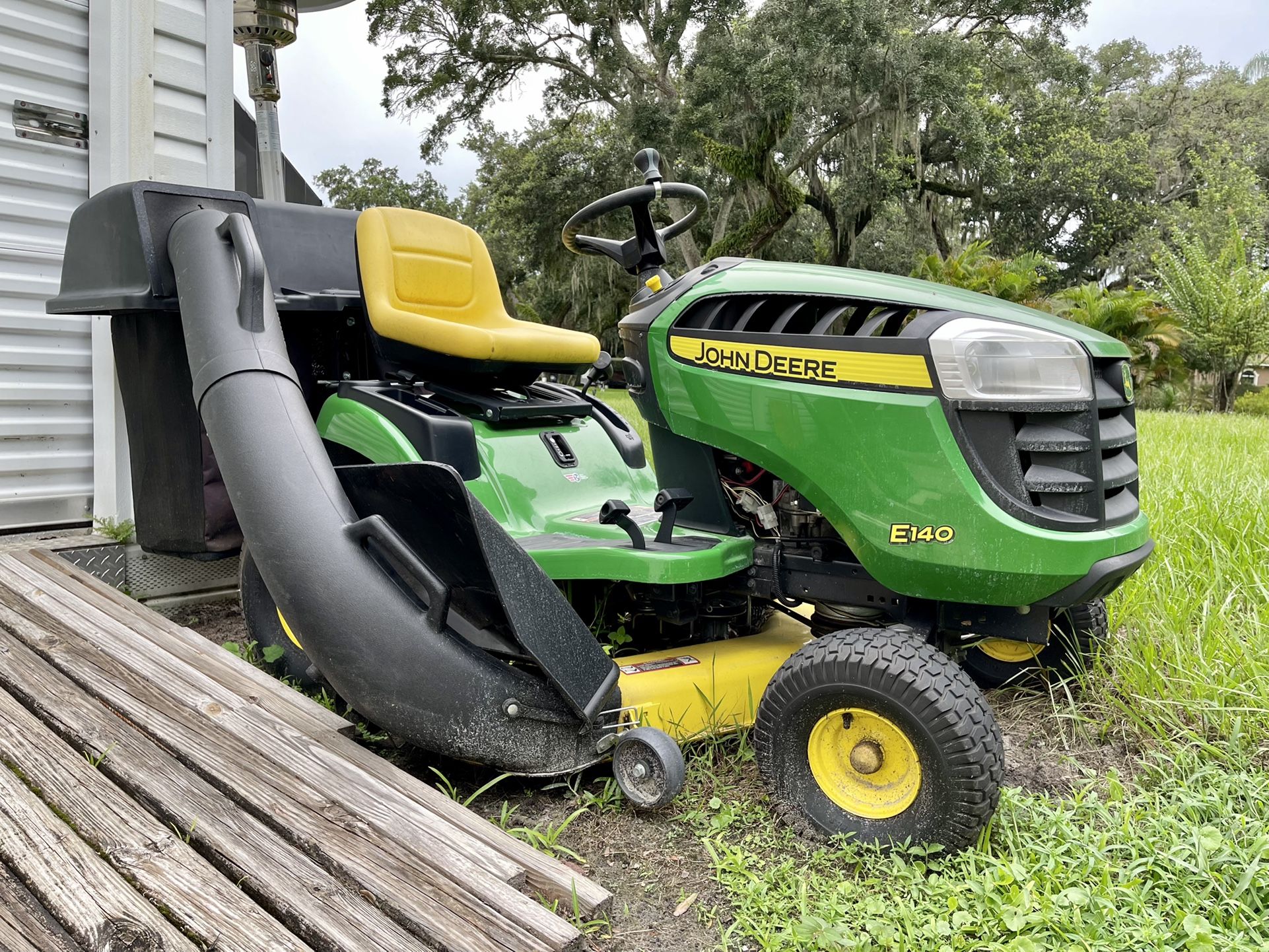 John Deere E140