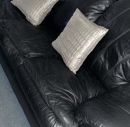Black leather pull out couch Thumbnail