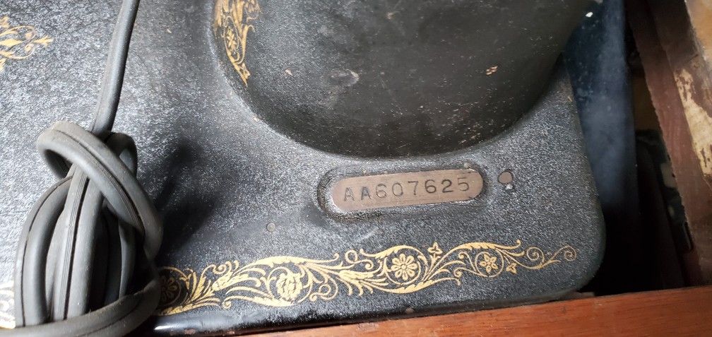 1930s Singer Sewing Machine