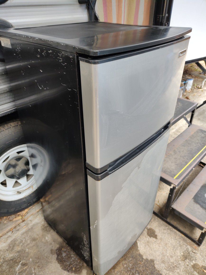 Magic Chef 4.5 cu. ft. 2-door mini fridge with freezer 