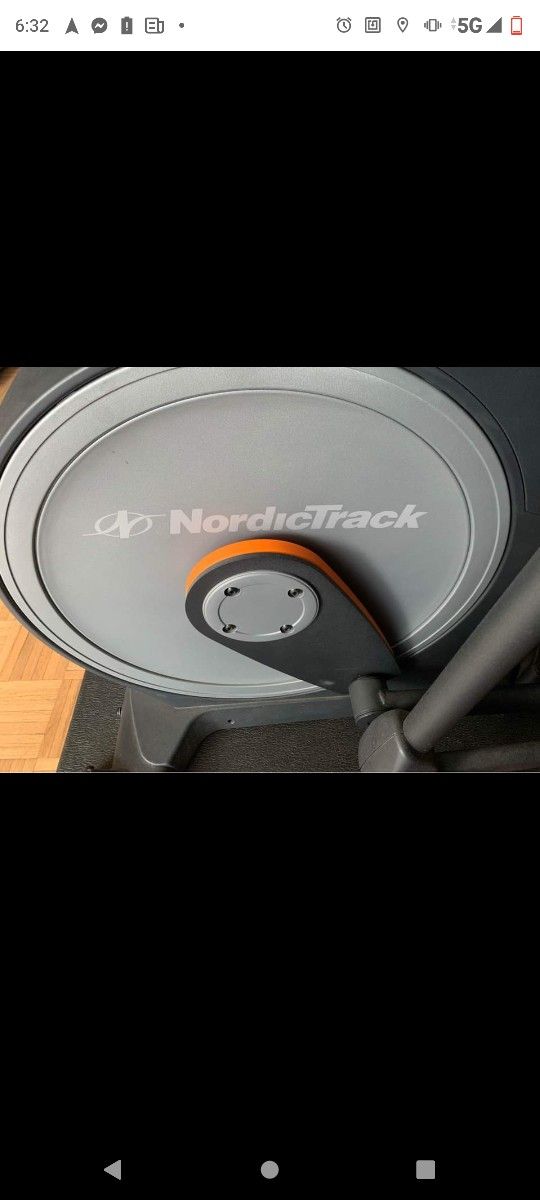 NORDICTRACK E 9.5 ELLIPTICAL MACHINE ( EXCELLENT CONDITION & DELIVERY AVAILABLE TODAY)