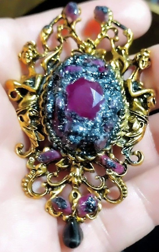 Royal brooch designed by Estefania GE. Ruby and black star diopside.