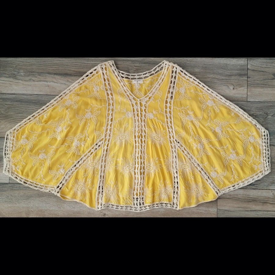 World Market Floral Embroidered Shawl Capelet Poncho Blouse Wide Butterfly Sleeve Open Crochet Yellow White OS NWOT