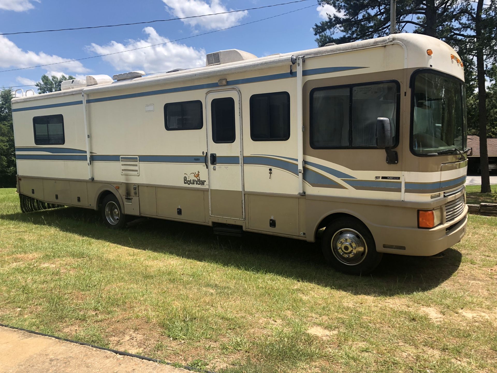 1999 Fleetwood Bounder 34v for Sale in Cedar Hill, TX - OfferUp