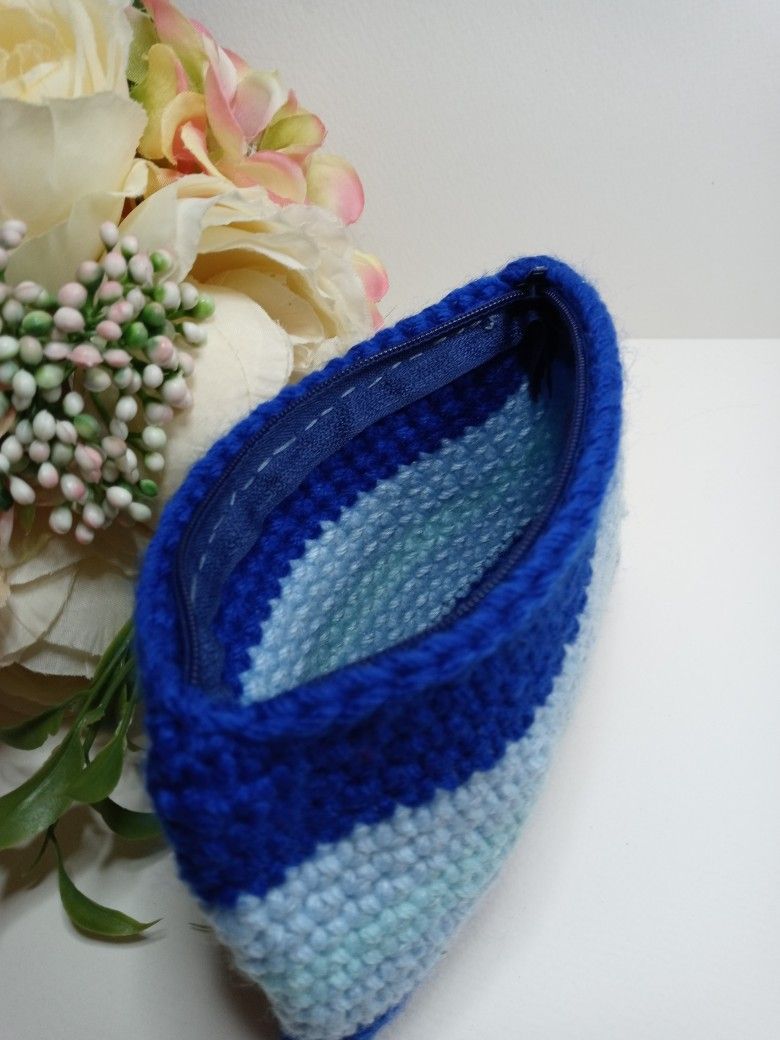Navy blue amigurumi coin bag. handmade coin purse. crochet zippered coin bag. handmade cosmetic bag. girl zip pouch. Bolsa monedero