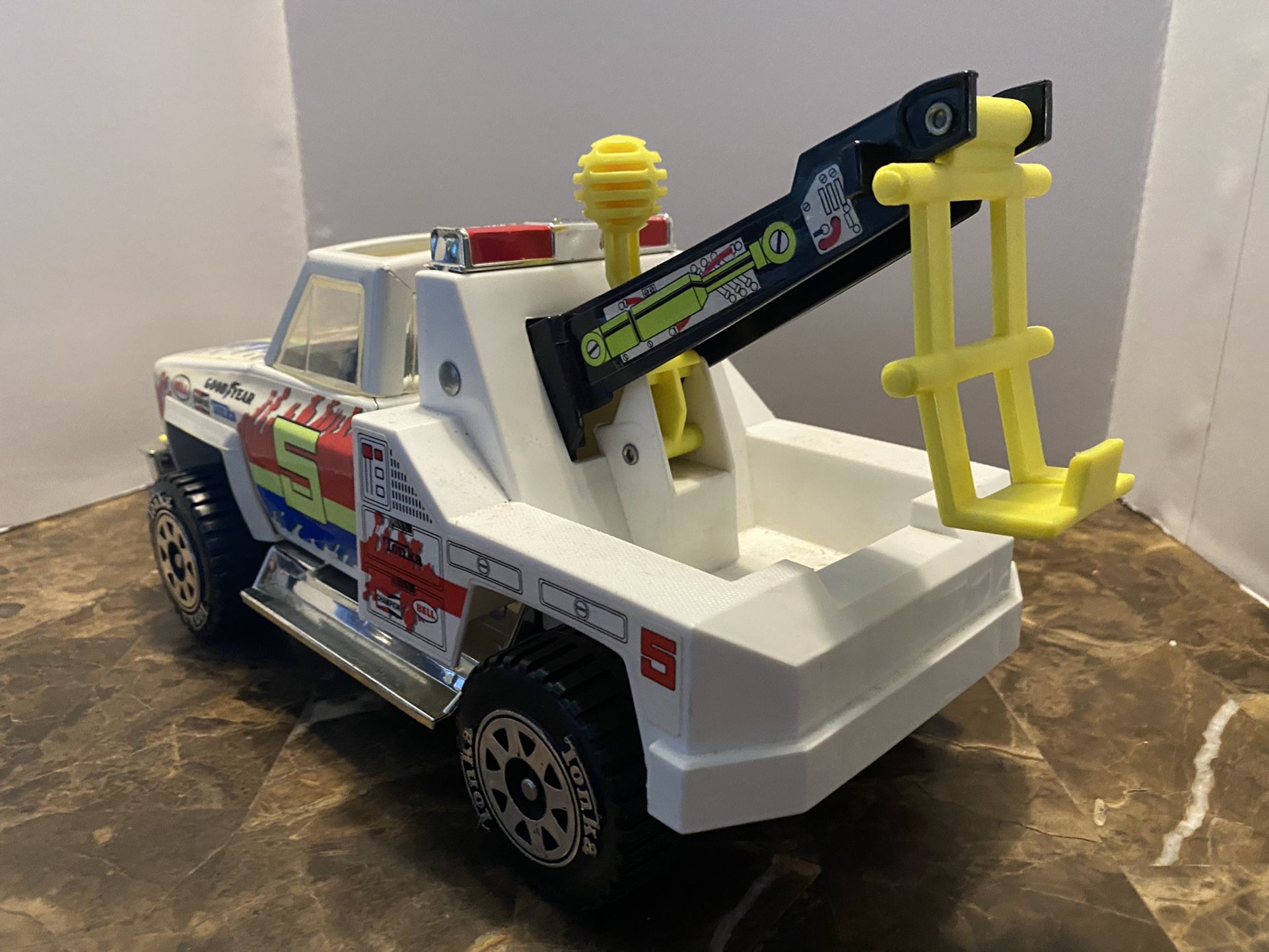 Vintage 1983 Large Tonka tow truck wrecker great condition colors Race Team 5. Measures 14” long.