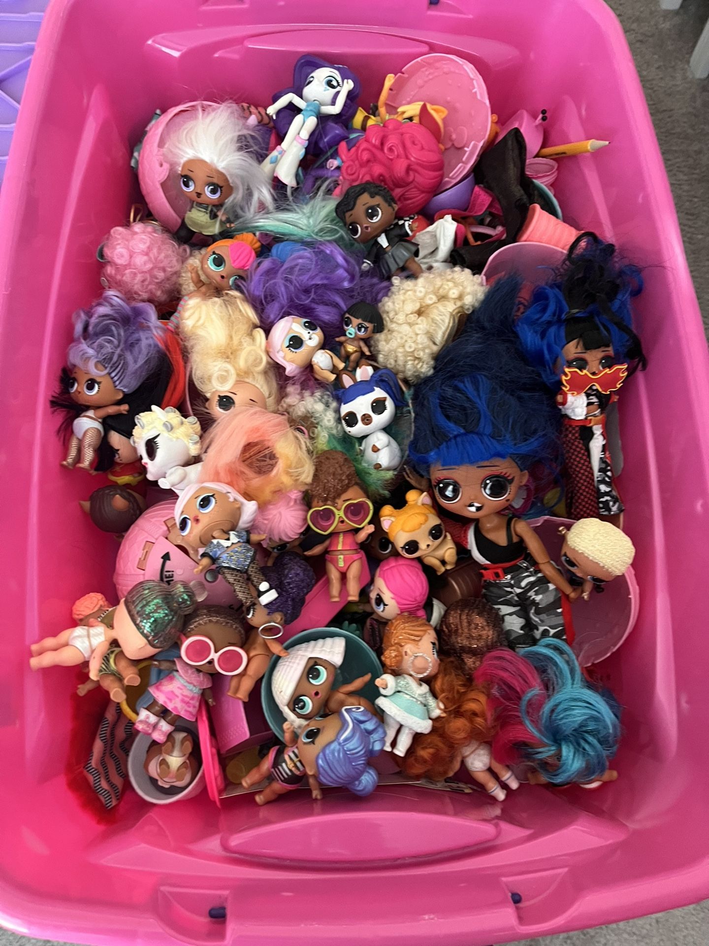 40 LOL SURPISE DOLLS AND CLOTHES