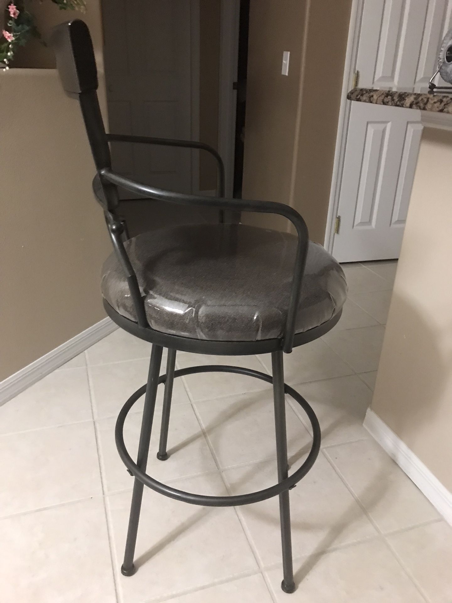 Bar Stools With Padded Seats  28”