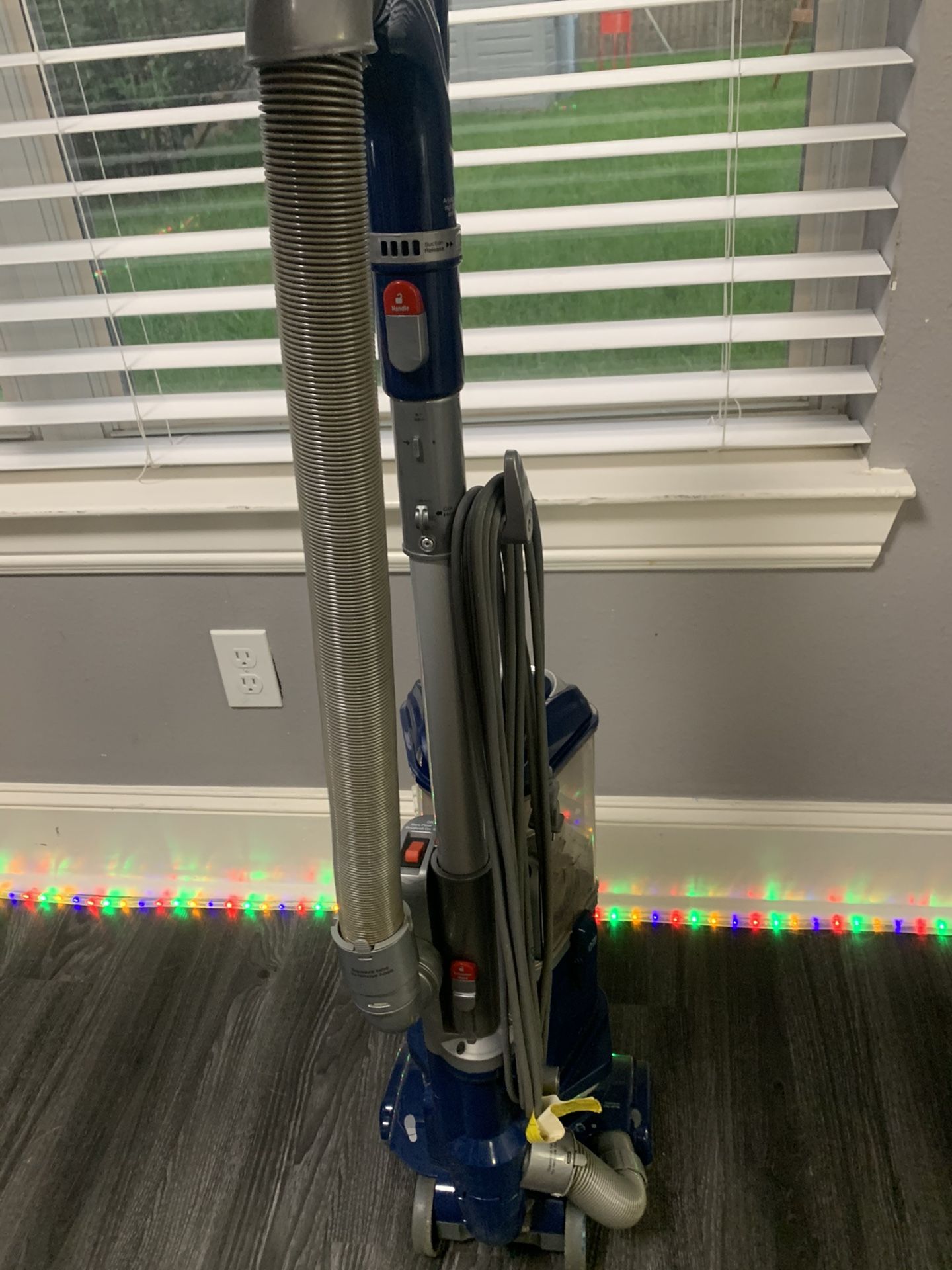 Shark LiftAway Deluxe Vacuum WORKS GREAT!