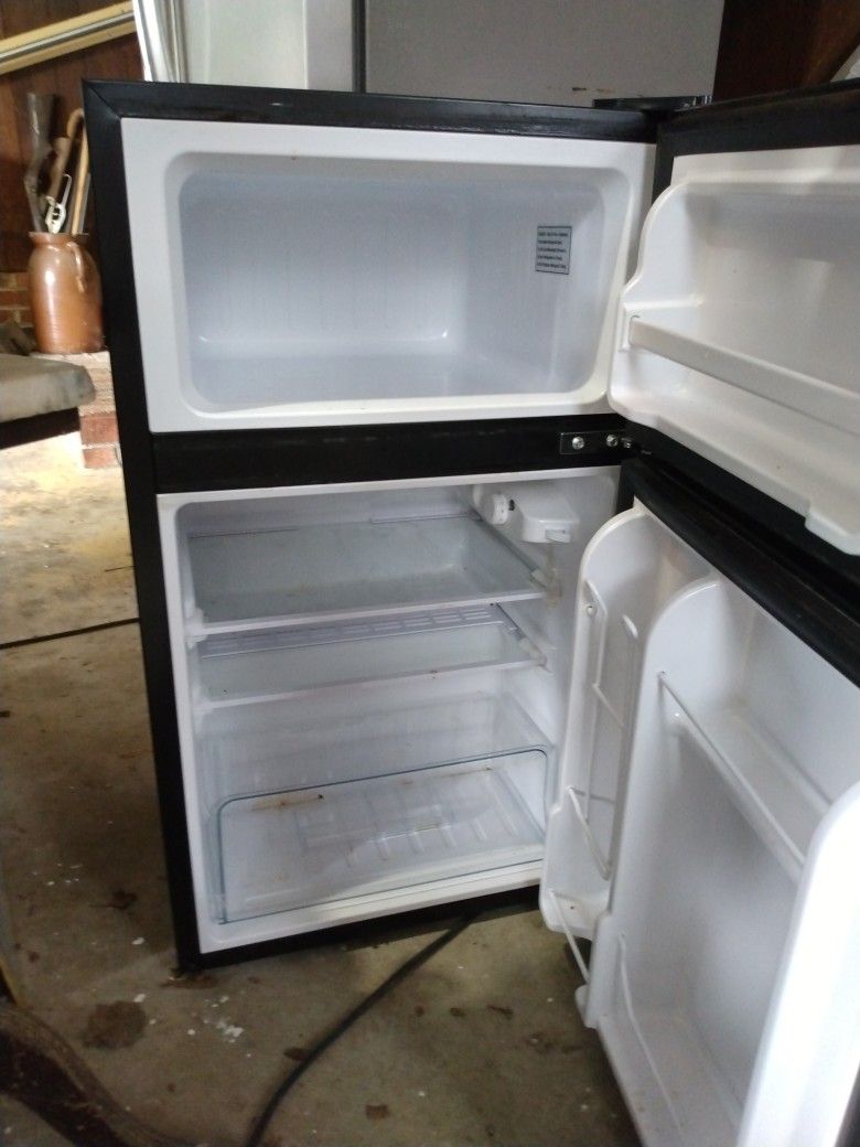 Haier 2-Door Small Refrigerator Freezer (Black)