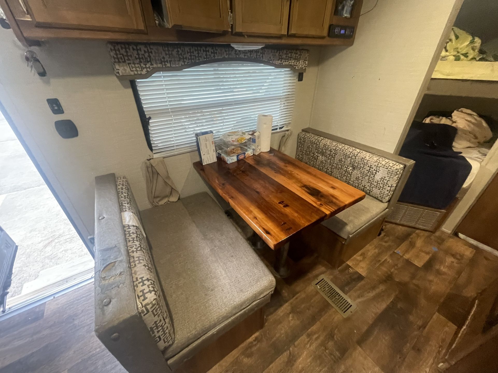 RV Summer land 2016 Good Condition Sleep 5 +, Full Kitchen Bathroom And Bedrooms