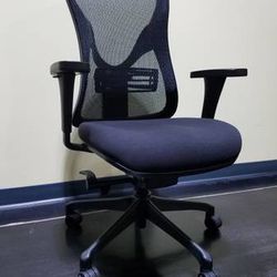 Brand new! Mid Back Task chair with mesh back and adjustments galore!

 Thumbnail