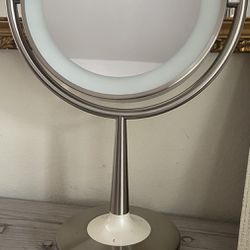 Brookstone Cordless Illuminated Makeup Mirror Thumbnail
