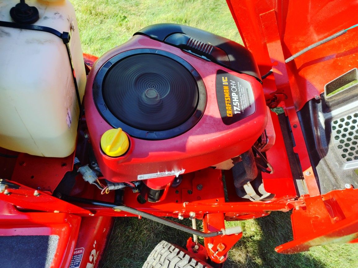 RIDING LAWNMOWER TROY-BILT YEAR 2012