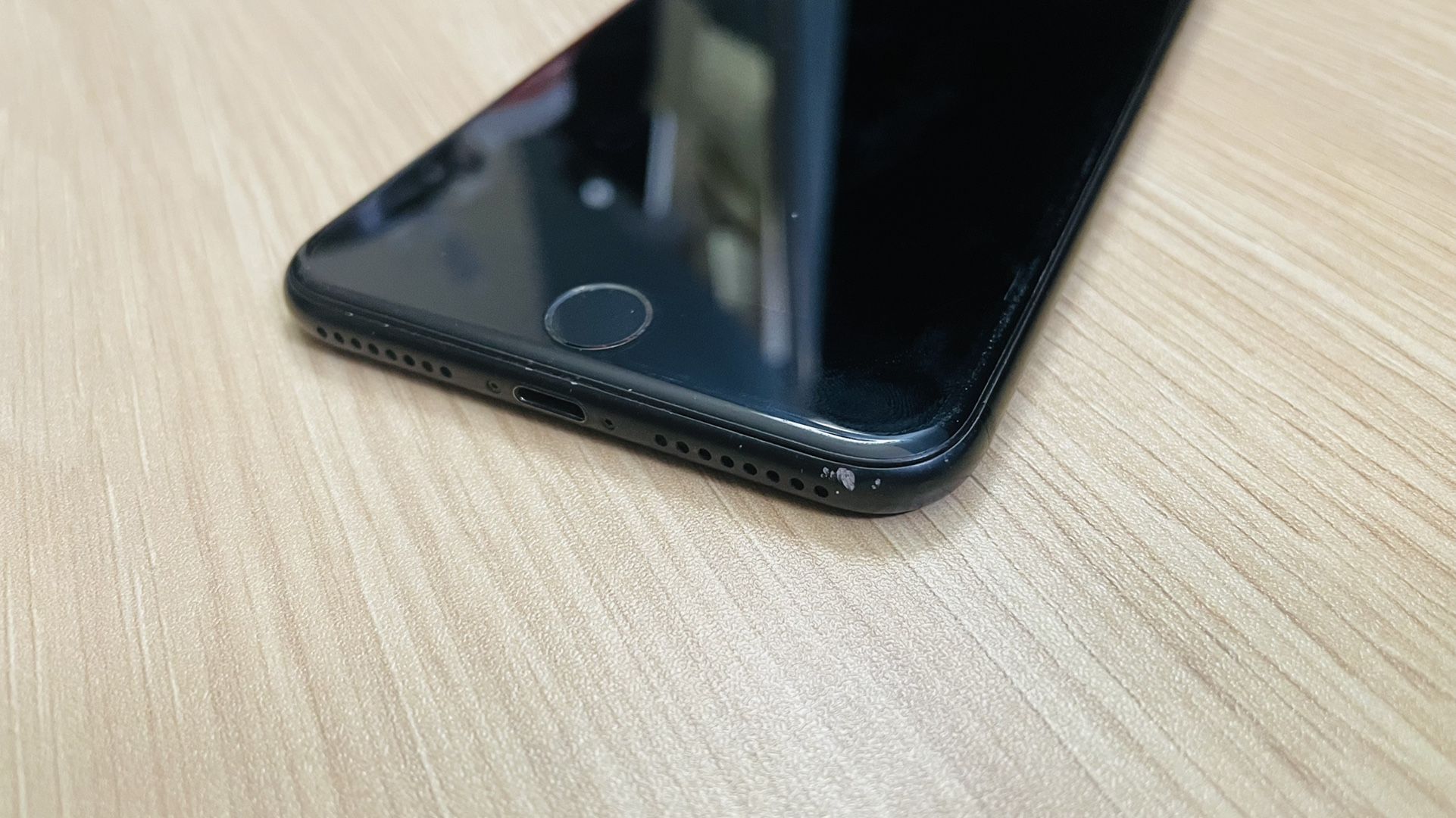 iphone screen lights up black