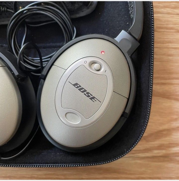 2 Bose Quiet Comfort 2 QC-2 Noise Canceling Headphones (NEW EARPADS) Tested Both Headsets Work Great!