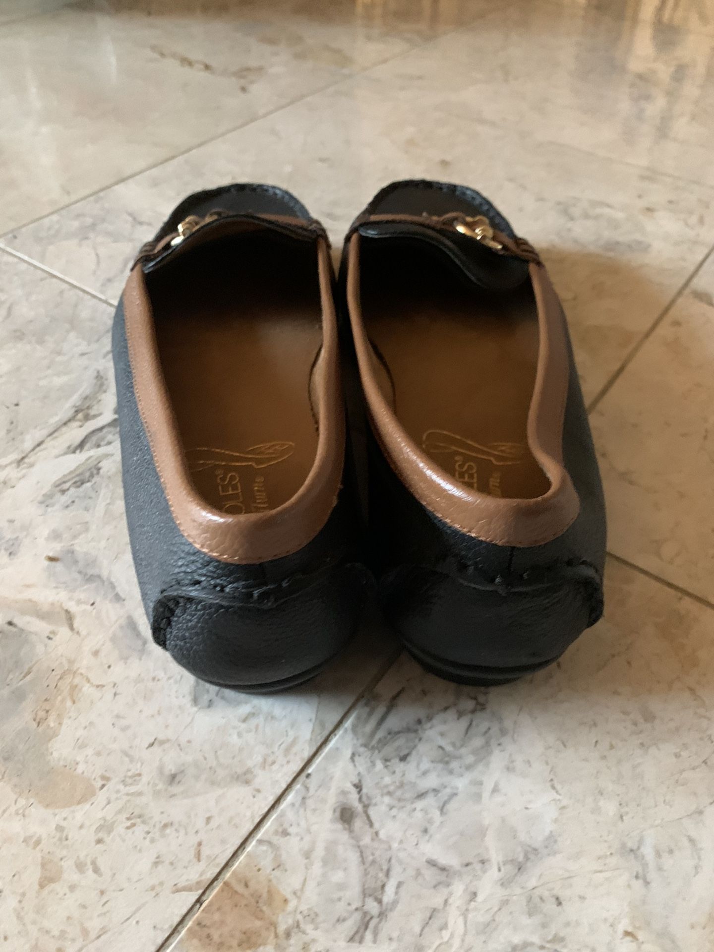 Like New AEROSOLES Stitch N Turn Womens Leather Upper Balance Man Made Slip On Flat Loafers Shoes Size 9M