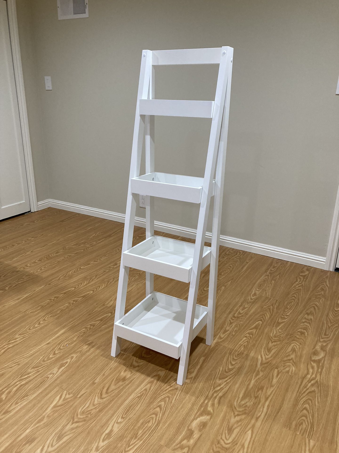 Killebrew 53.5” H x 15” W Ladder Bookcase