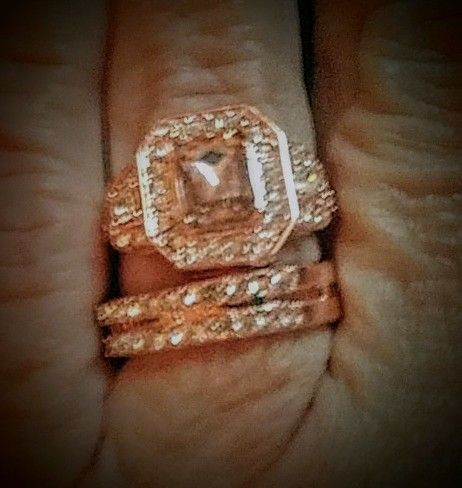 Beautiful 3k Rose Gold womens wedding ring set