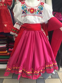 Blusa bordada mexicana@falda de niña folklorica@cinto rojo. for 