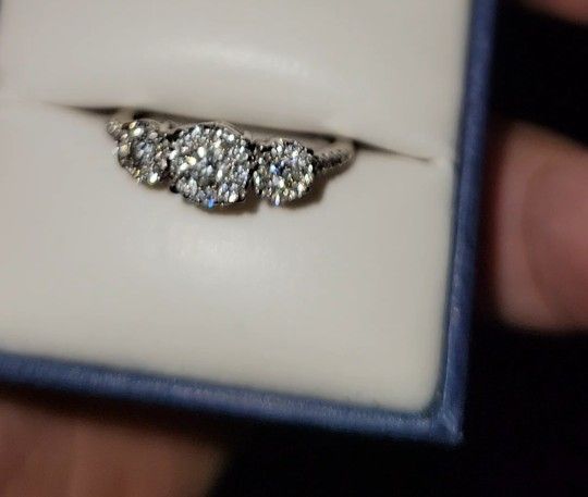14kt WHITE GOLD ENGAGEMENT RING CLASSIC DESIGN