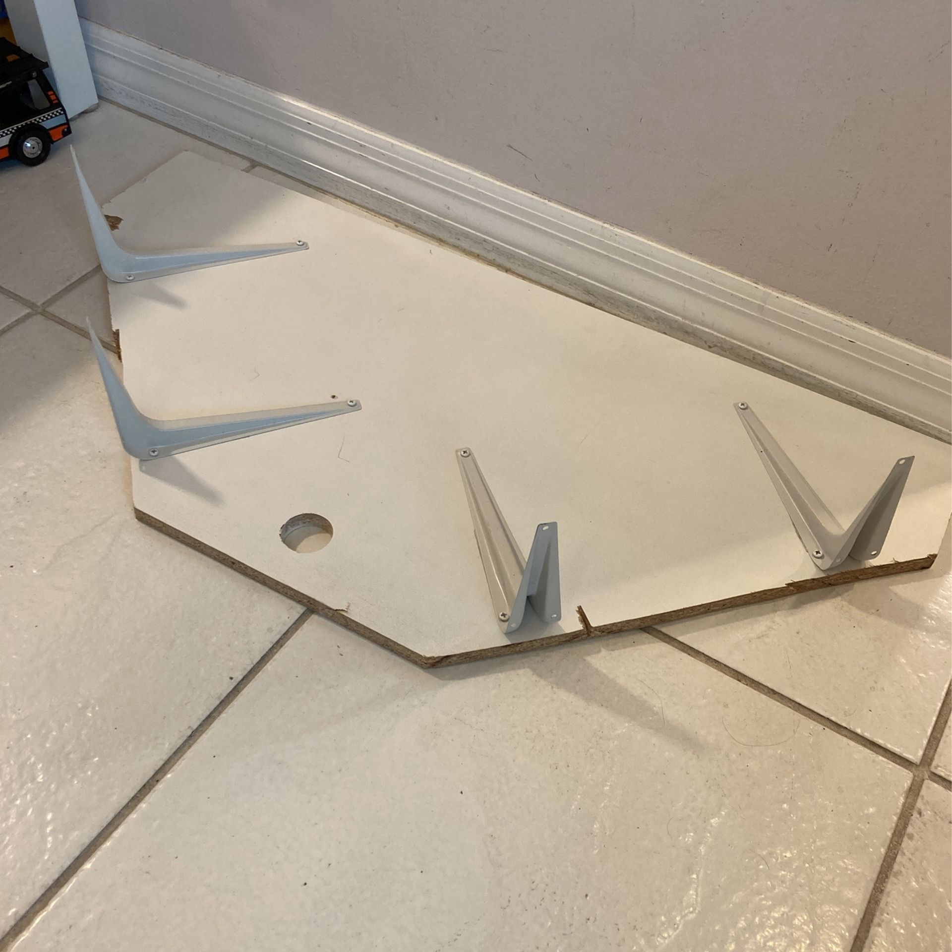 Corner shelf with 4 metal support brackets 33 1/4”W x 16 1/4”D