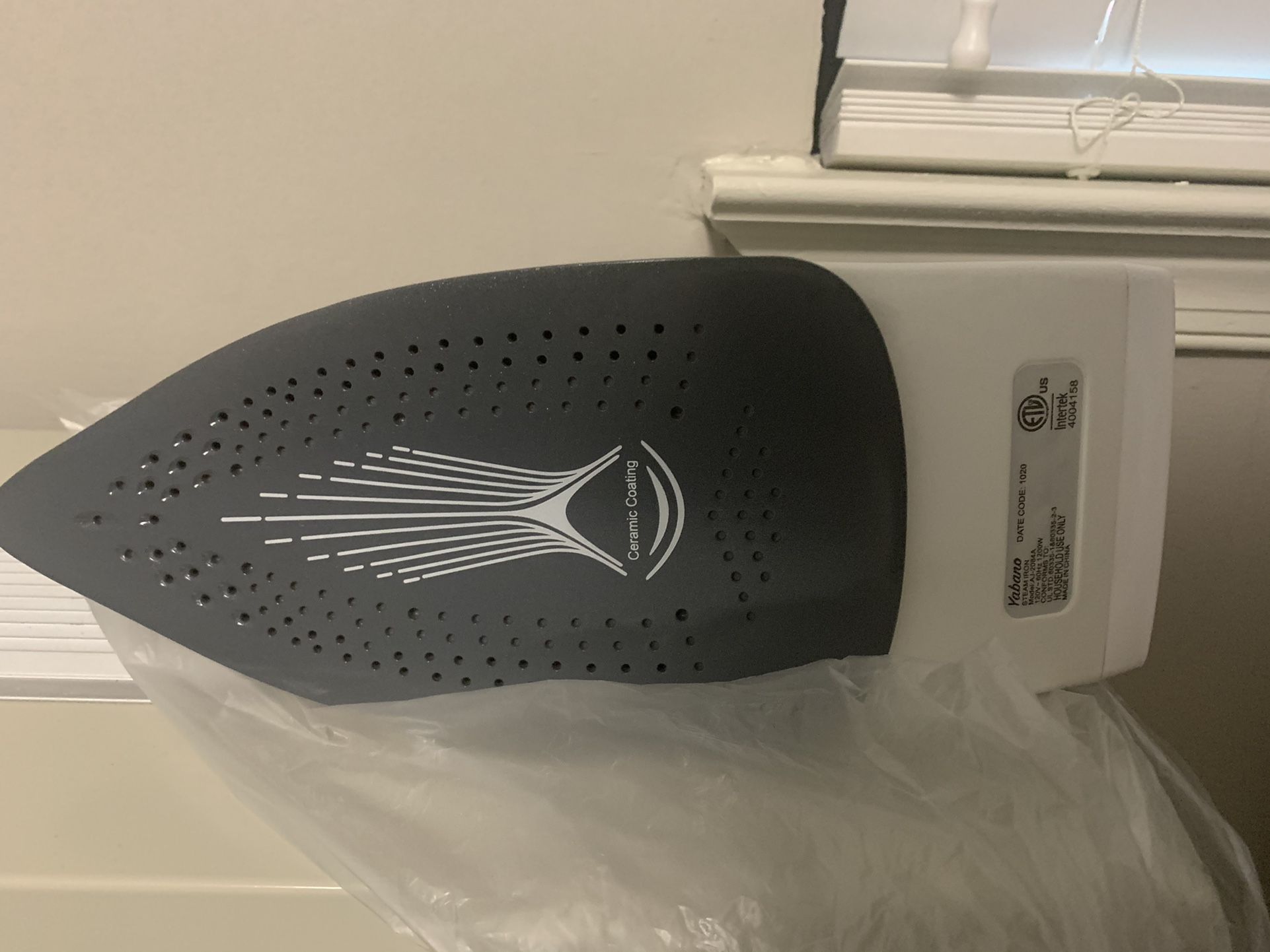 Yabano Steam Iron, Professional Iron for Clothes with Non-Stick Soleplate, Anti-Drip, Anti-Calc, Variable Temperature and Steam Control, Axial Aligned
