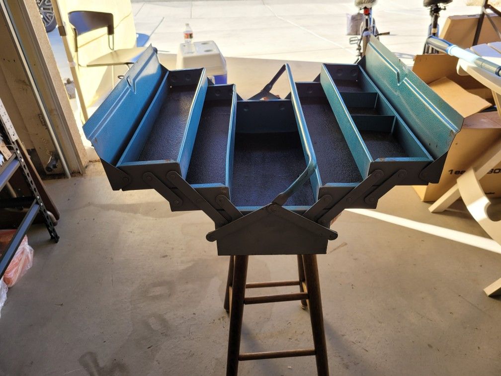 Vintage Cantilevel Tool Box