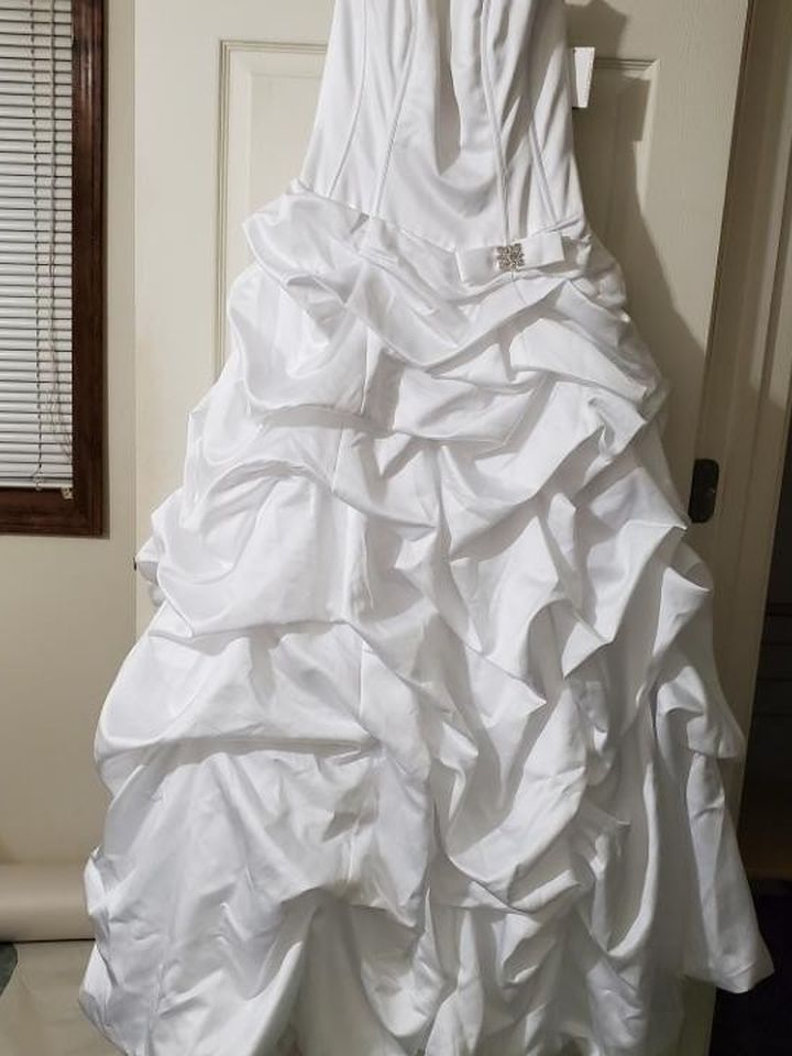 Wedding Dress Size 6 Never Worn