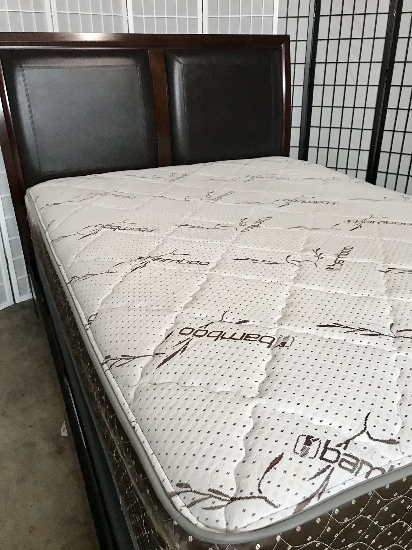 Queen Size Bed Leather Back - Complete Bed - También Hablo Español