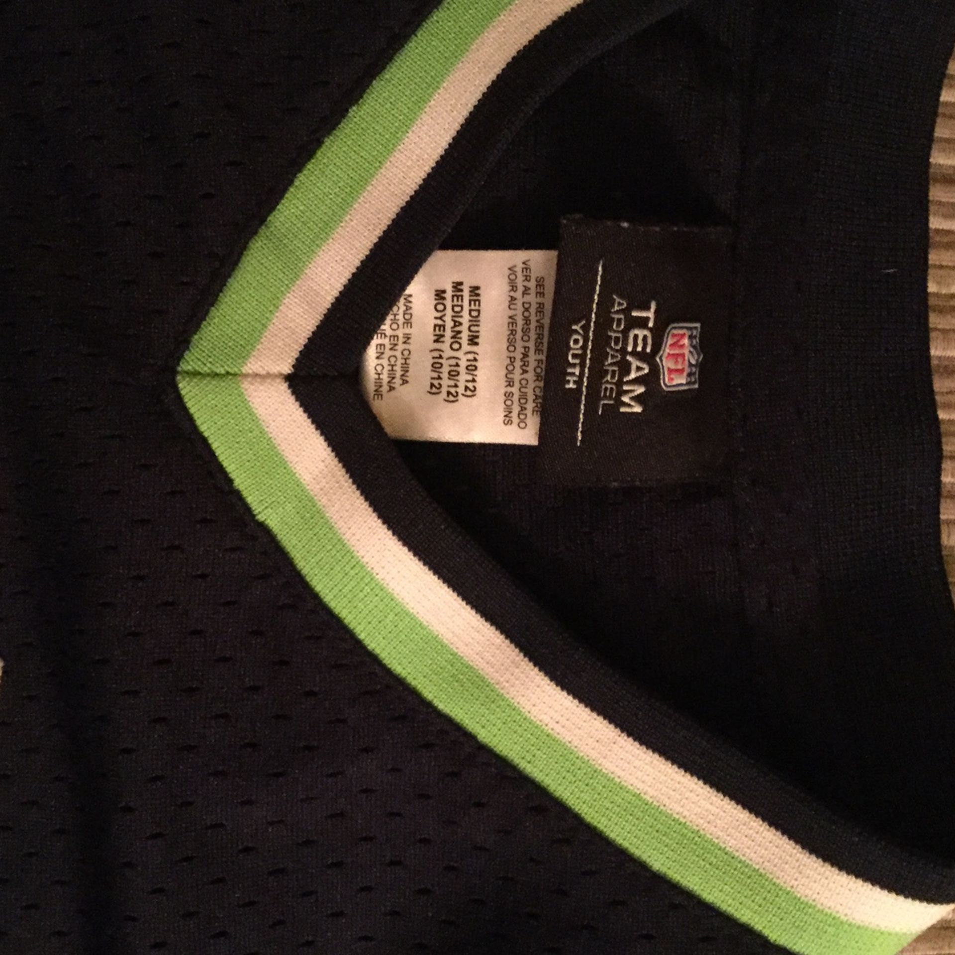 Youth Med. Seahawks NFL official jersey - like new