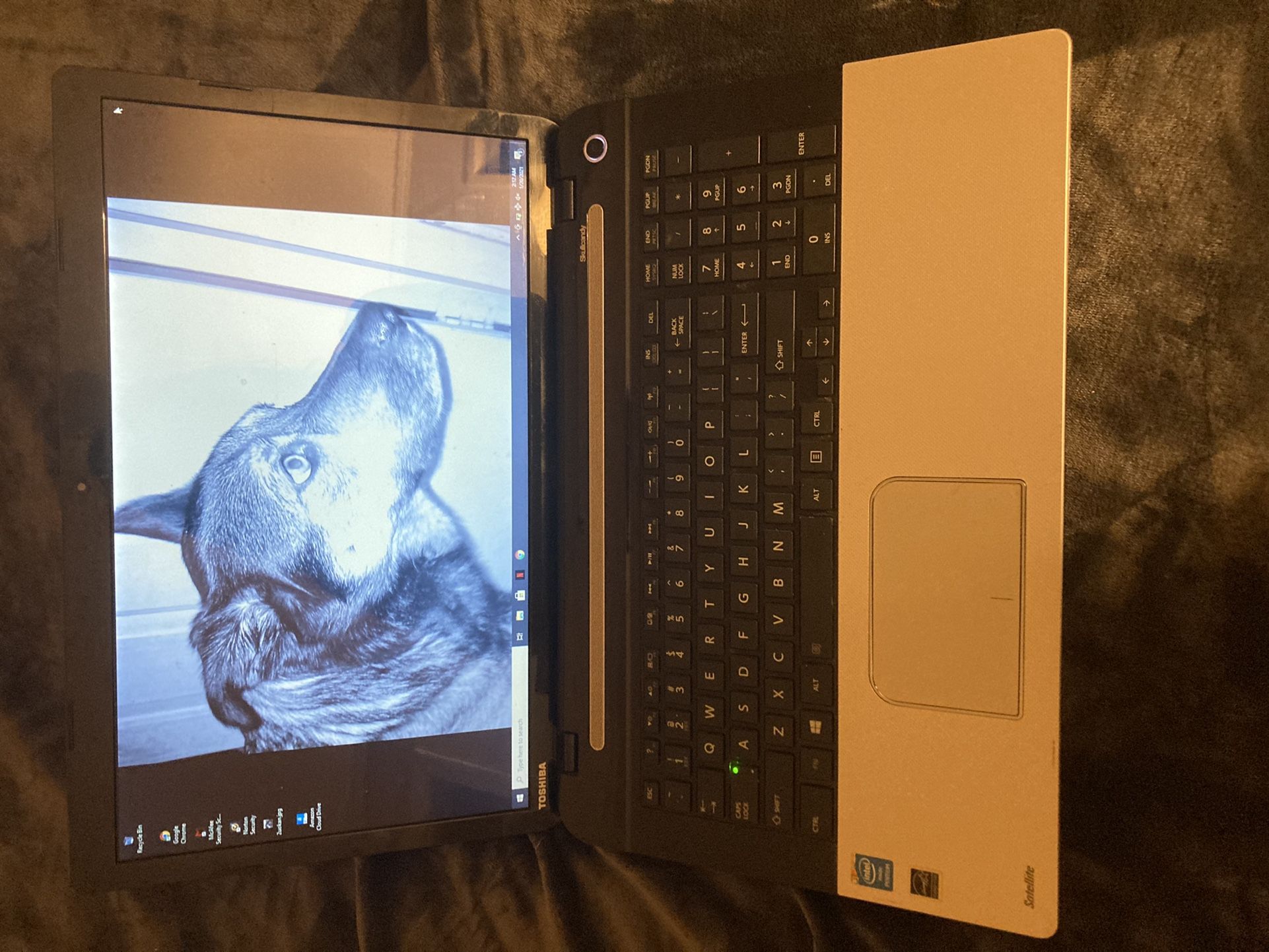 Toshiba Satellite 75-B laptop