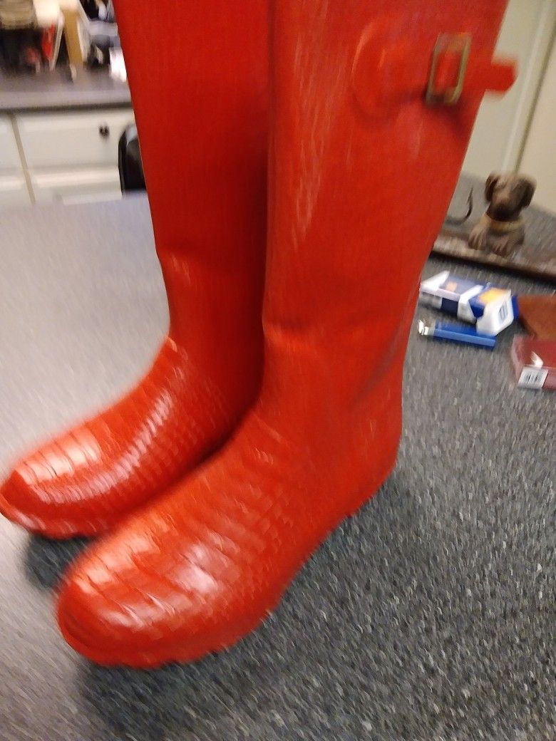 GIRLS. RED RUBBER ALLIGATOR BOOTS. SIZE. 8. WORN COUPLA TIME LOOK NEW. HENERY FEARRIA. NEW YORK