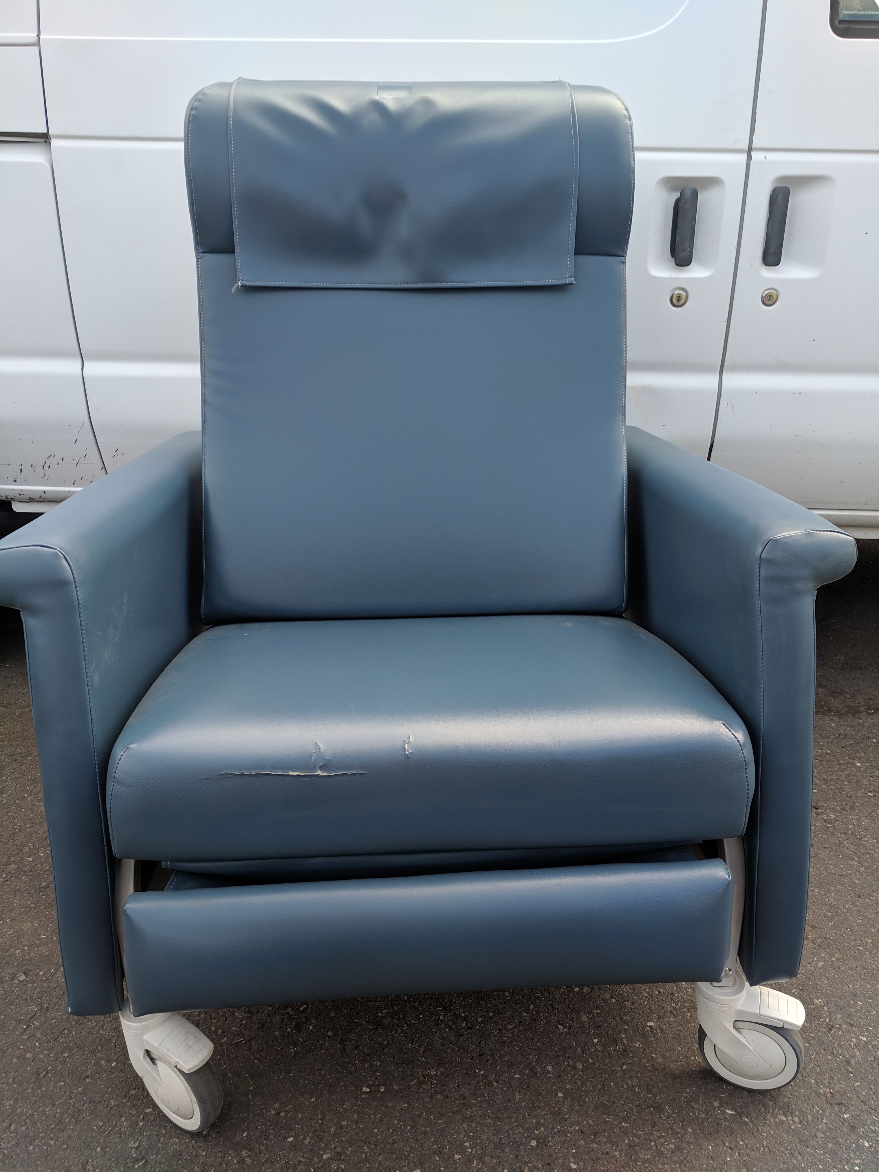 Winco / Lumex Bariatric Medical Recliner Rolling Chair hospital nurse