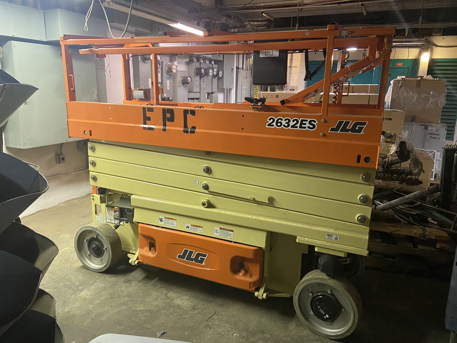 Scissor Lift 25’ Lift Height 800lb Capacity