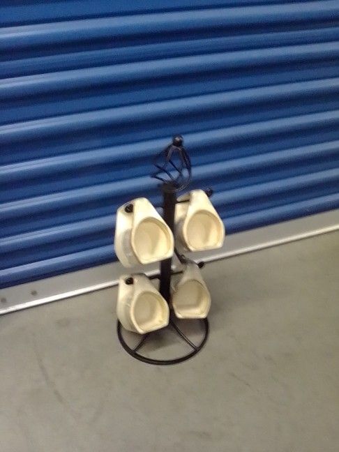 Like NEW, Rod Iron Coffee Cup Holder. Holds 6