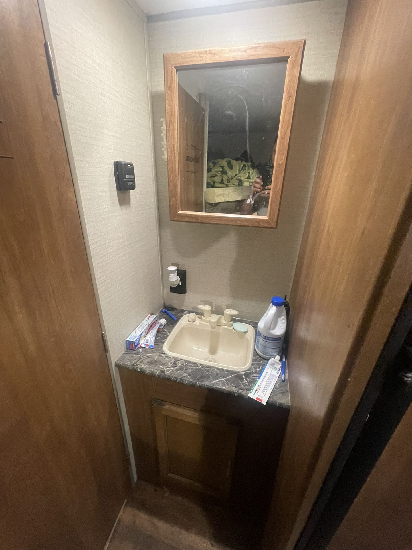 RV Summer land 2016 Good Condition Sleep 5 +, Full Kitchen Bathroom And Bedrooms
