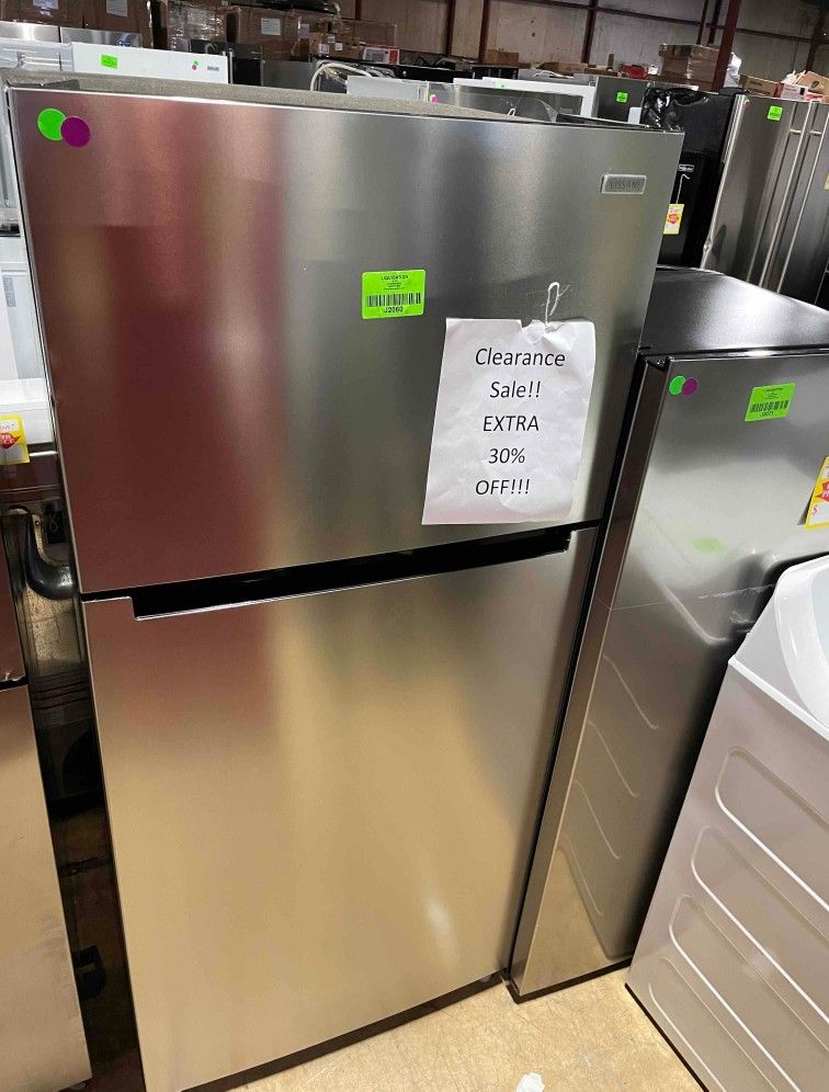 VISSANI MDTF18SSR 18 cu. ft. Top Freezer Refrigerator in Stainless Steel for Sale in Ontario, CA