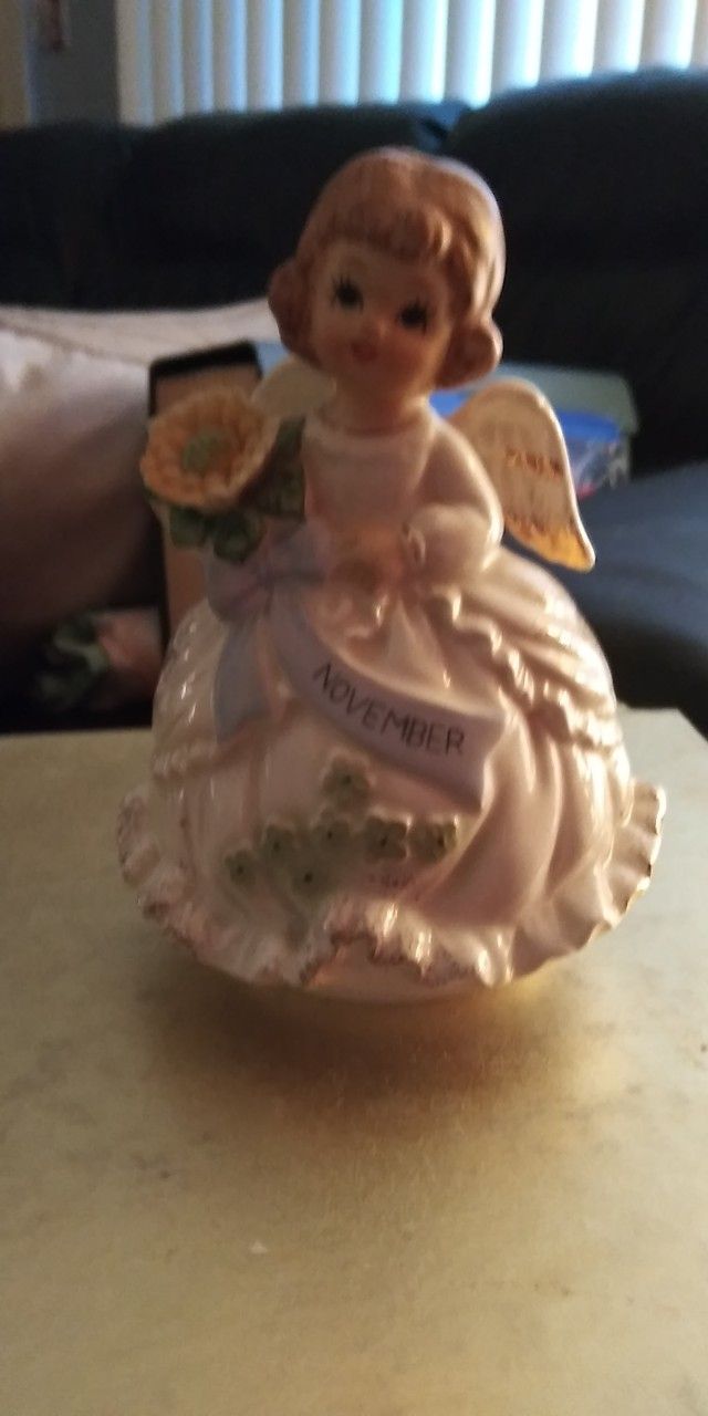 VINTAGE COLLECTIBLE LADIES MISS NOVEMBER CERAMIC PORCELAIN "HAPPY BIRTHDAY" MUSIC BOX MADE IN JAPAN