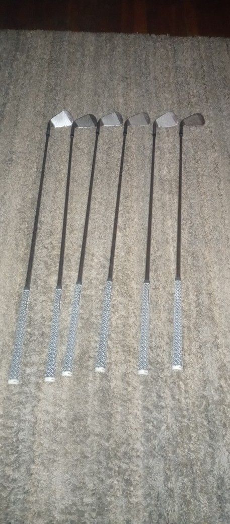 Golf Clubs Taylor Made 1, Putter And #4,5,6,7,9 Iron
